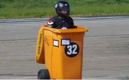 بريطانى يحطم الأرقام القياسية العالمية بدخول موسوعة جينيس بحاوية قمامة تصل سرعتها إلى 106 كيلومترات