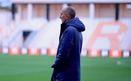 مدرب بيراميدز وحارس الفريق يتفقدان أرضية ملعب نهضة بركان قبل مواجهة دوري الأبطال