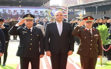 محافظ القليوبية يكرم شهداء الشرطة بوضع إكليل من الزهور على النصب التذكاري
