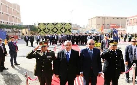 محافظ المنيا يكرم الشهداء بوضع إكليل من الزهور على النصب التذكاري