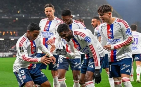 إندريك يبدع بهاتريك مذهل في انتصار ليون الساحق على ميتز في الدوري الفرنسي