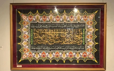 اكتشف جمال الخط العربي في معرض “الخط والقرآن” للفنان فكري سليمان