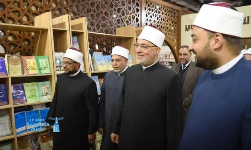 مفتي الجمهورية ورئيس جامعة الأزهر يتفقدان جناح المجلس الأعلى للشئون الإسلامية