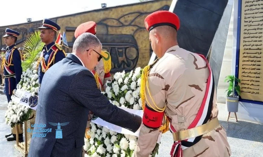 محافظ الإسماعيلية يكرم شهداء الشرطة بإكليل من الزهور على النصب التذكاري