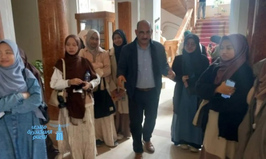 يحيى رياض يرحب بطلاب إندونيسيا في جولة ثقافية ممتعة بمكتبة القاهرة بجامعة الأزهر
