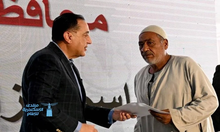 رئيس الوزراء يوزع عقود وحدات سكنية جديدة للمستفيدين في المنيا