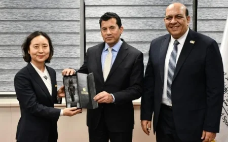 وزير الشباب والرياضة يناقش آفاق التعاون مع سكرتير الاتحاد الدولي للوشو كونغ فو