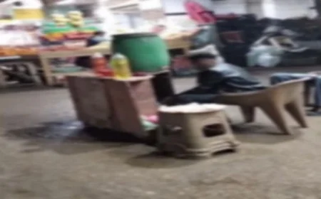 تحقيقات تكشف تفاصيل فيديو يُظهر أجنبي يبيع مواد بترولية في زجاجات بالجيزة