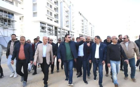 وزير الإسكان يقوم بجولة تفقدية في شاليهات وفيلات مزارين بالعلمين الجديدة