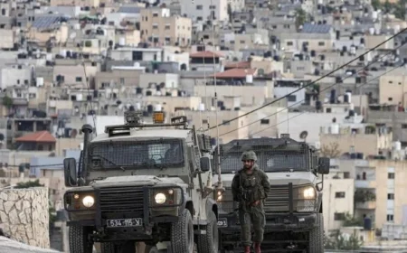 قوات الاحتلال الإسرائيلي تداهم نابلس وتعتقل فلسطينيين في عملية جديدة