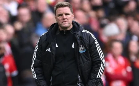 مدرب نيوكاسل يصر على التمسك بأدائه وسط انتقادات صارخة