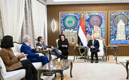 رئيس مجلس القيادة اليمني يعبر عن التزام اليمن بمواجهة الإرهاب بالتعاون مع المجتمع الدولي