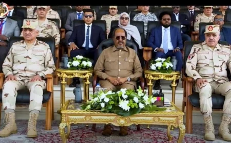 وزير الدفاع والرئيس الصومالي يشهدان استعراض قوات مصر لدعم الأمن في الصومال