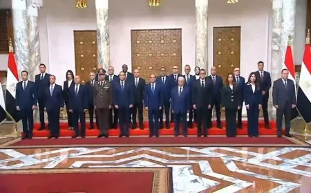 الرئيس السيسي يلتقط صورة تذكارية مع وزراء حكومة مدبولي بعد أداء اليمين