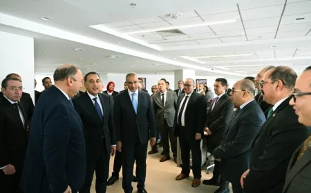 رئيس الوزراء يثمن جهود موظفي مجلس الوزراء خلال زيارته لهم