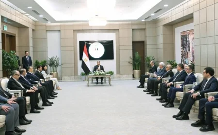 رئيس الوزراء يكرم الوزراء السابقين ويؤكد العمل على استكمال إنجازاتهم