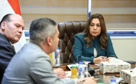 اجتماع وزيرة التنمية المحلية مع قيادات الوزارة لمتابعة الملفات المهمة