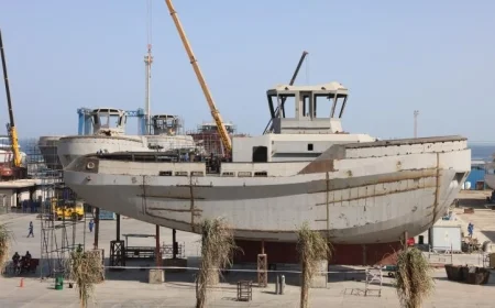 رئيس قناة السويس يعلن نجاح اختبارات تسليم القاطرتين عزم 3 وعزم 4