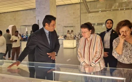 وزيرة الثقافة اليونانية تستكشف المتحف القومي للحضارة المصرية من خلال صور مثيرة