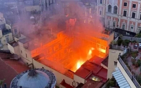 حريق ضخم يلتهم مسرحًا تاريخيًا في نابولي ويخلّف دمارًا واسعًا