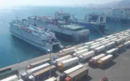 ميناء نويبع البحري يشهد حركة نشطة بتداول 4500 طن بضائع و292 شاحنة