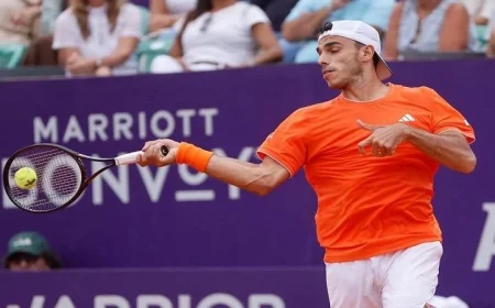 فرانسيسكو سيروندولو يبهر الجماهير ويتفوق على ماريانو نافوني في بطولة ريو للتنس بنتيجة 2-0