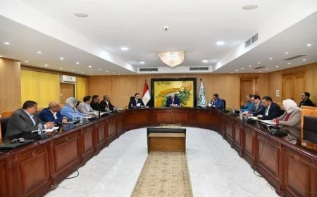 محافظ الفيوم يناقش خطة المحافظة لتحسين الخدمات خلال شهر رمضان المبارك