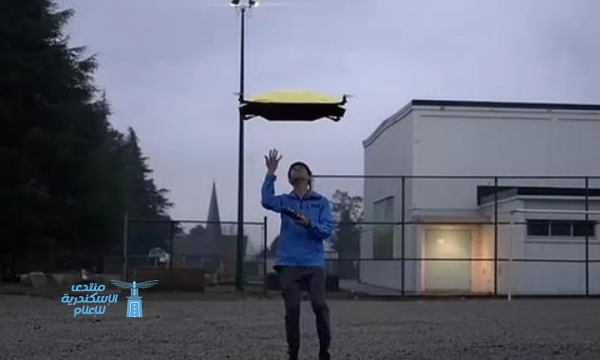 مهندس يطور مظلة طائرة ذكية تتبعك في الأمطار وأشعة الشمس