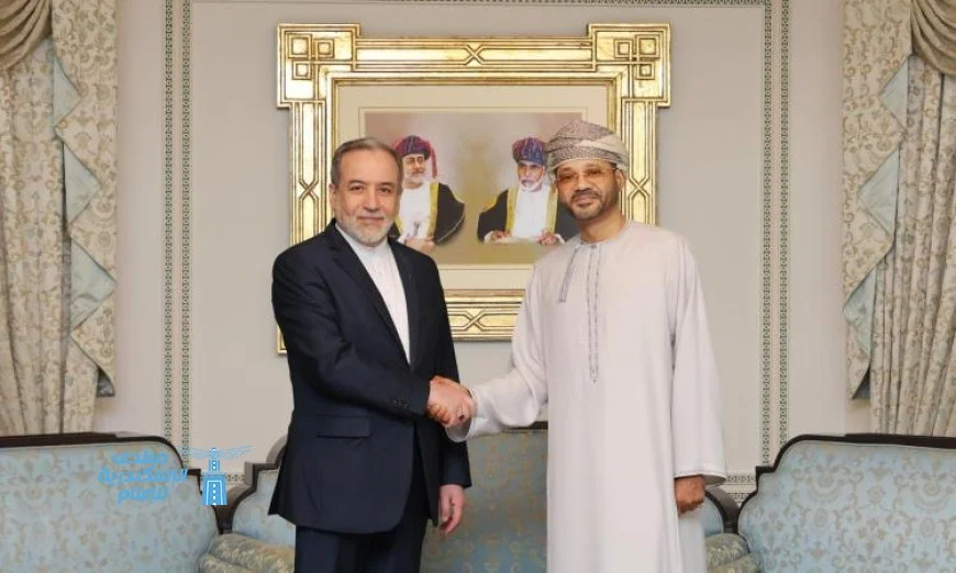 وزير الخارجية الإيراني يكشف عن أجواء إيجابية في محادثات مسقط