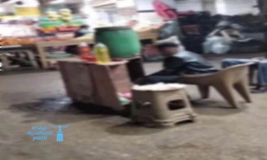 تحقيقات تكشف تفاصيل فيديو يُظهر أجنبي يبيع مواد بترولية في زجاجات بالجيزة