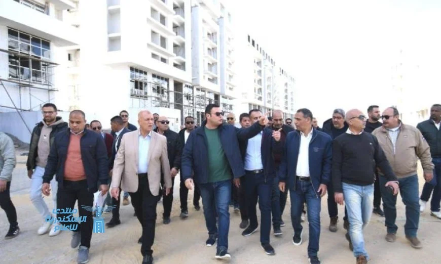 وزير الإسكان يقوم بجولة تفقدية في شاليهات وفيلات مزارين بالعلمين الجديدة
