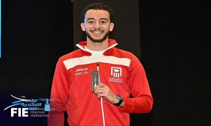 صبحي يحتفل بفوز البطل محمد السيد ببرونزية كأس العالم لسلاح سيف المبارزة