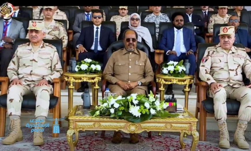 الرئيس الصومالي ووزير الدفاع يشهدان استعراض قوات مصر الداعمة للصومال