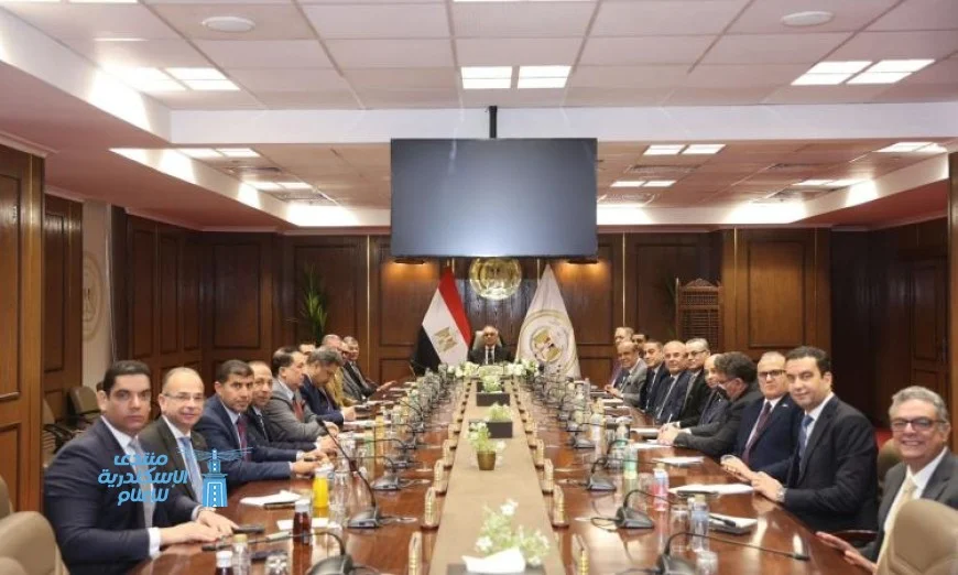 وزير العدل يبدأ مهامه الرسمية بلقاء مساعديه في مقر الوزارة