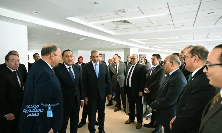 رئيس الوزراء يثمن جهود موظفي مجلس الوزراء خلال زيارته لهم