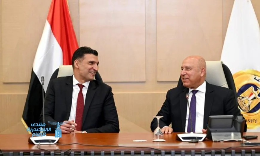 وزير الصناعة يعزز جهود تطوير قطاع الصناعة ويدعو للتقدم في جميع القضايا المهمة