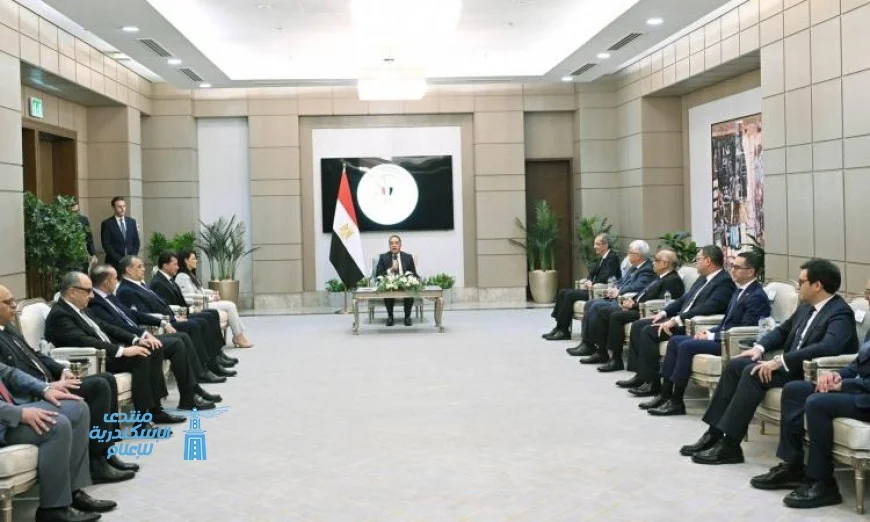 رئيس الوزراء يكرم الوزراء السابقين ويؤكد العمل على استكمال إنجازاتهم