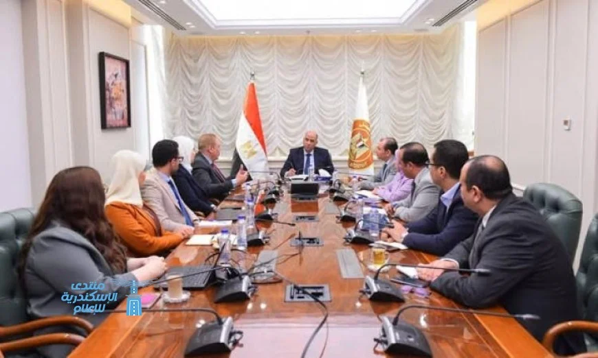 وزير العمل يستعرض استراتيجيات مبتكرة لتطوير الصناعة المصرية