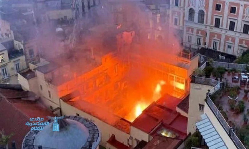 حريق ضخم يلتهم مسرحًا تاريخيًا في نابولي ويخلّف دمارًا واسعًا