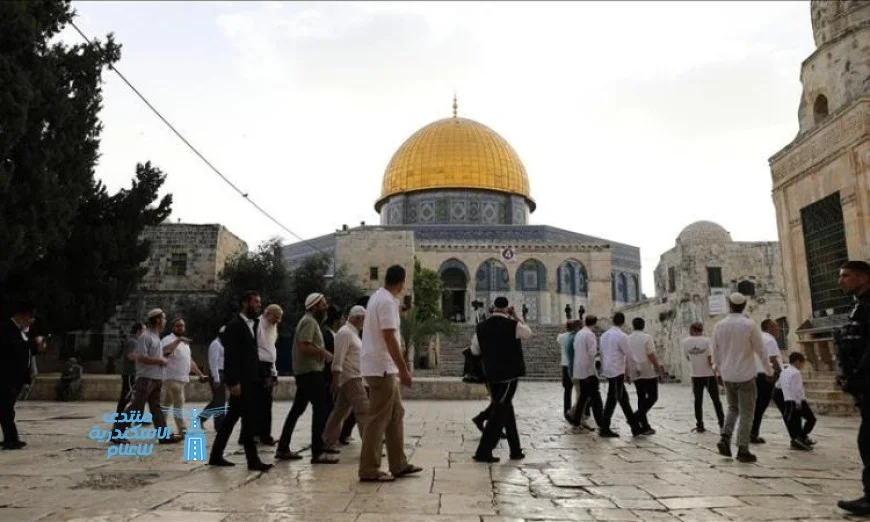 مئات المستوطنين يقتحمون باحات الأقصى تحت حماية شرطة الاحتلال