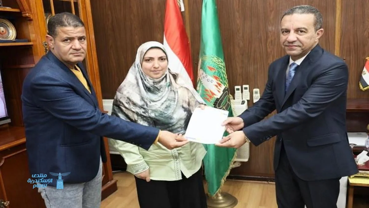 محافظ المنوفية يقوم بتسليم عقود تقنين أراضي أملاك الدولة لمواطنين جدد