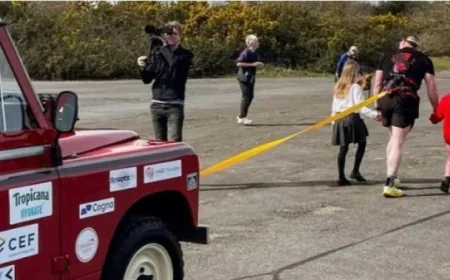 رجل يسحب سيارة لمسافة 100 كيلومتر في وقت قياسي مذهل