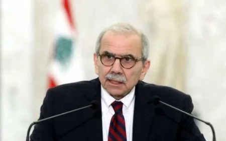 رئيس وزراء لبنان يندد باستهداف الإعلاميين ويعتبره انتهاكاً صارخاً للقانون الدولي الإنساني