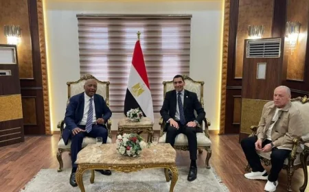 وزير الشباب والرياضة يستقبل رئيس الاتحاد الإفريقي لكرة القدم لتعزيز التعاون الرياضي