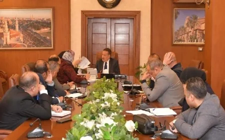 محافظ بورسعيد يجتمع مع المواطنين للاستماع إلى شكاواهم واحتياجاتهم