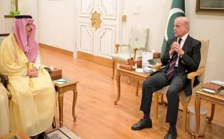اجتماع رئيس وزراء باكستان ووزير خارجية السعودية لمناقشة التطورات الأخيرة في المنطقة