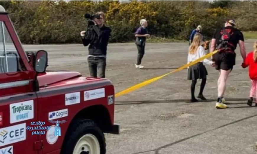 رجل يسحب سيارة لمسافة 100 كيلومتر في وقت قياسي مذهل