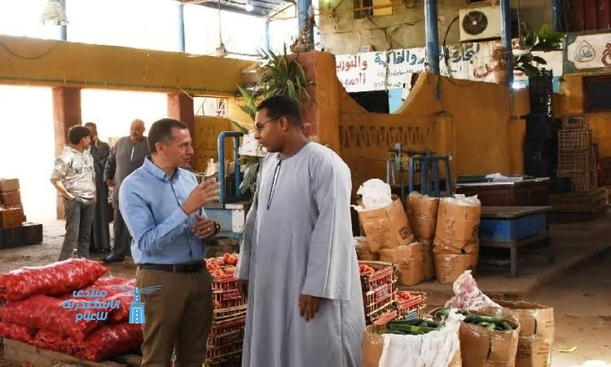 محافظ أسوان يقوم بجولة ميدانية مفاجئة لضبط الأسعار في أسواق أبو الريش