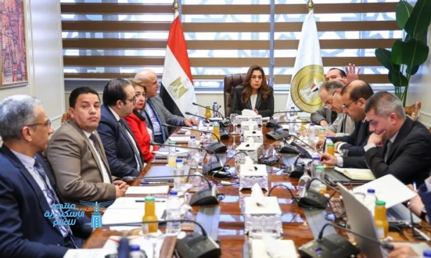 منال عوض تناقش مع قيادات الوزارة المستجدات في ملفات البيئة والتنمية المستدامة