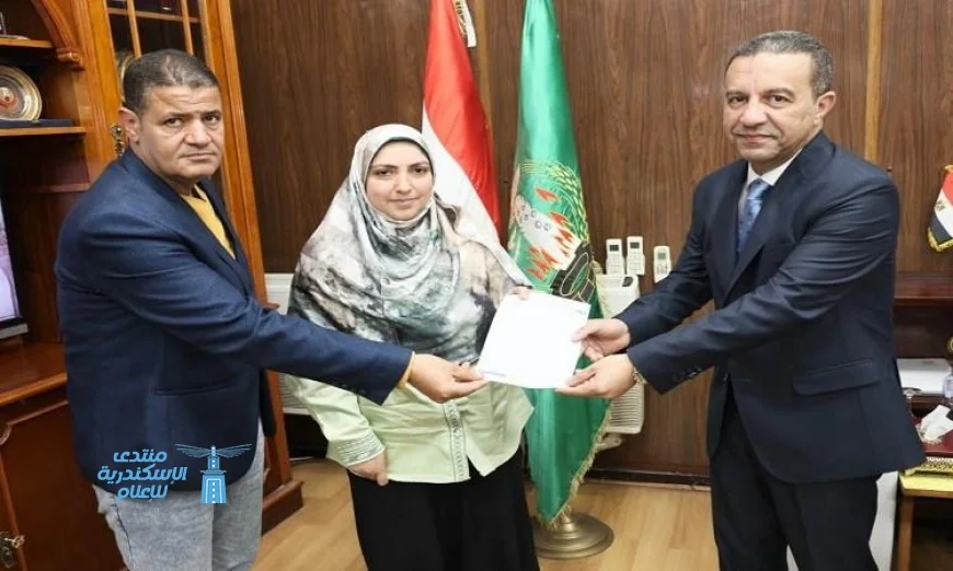 محافظ المنوفية يقوم بتسليم عقود تقنين أراضي أملاك الدولة لمواطنين جدد